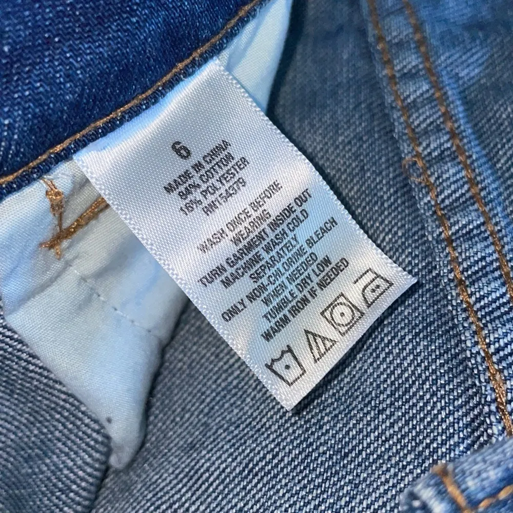 Women’s distressed medium wash capri jeans - Image 4