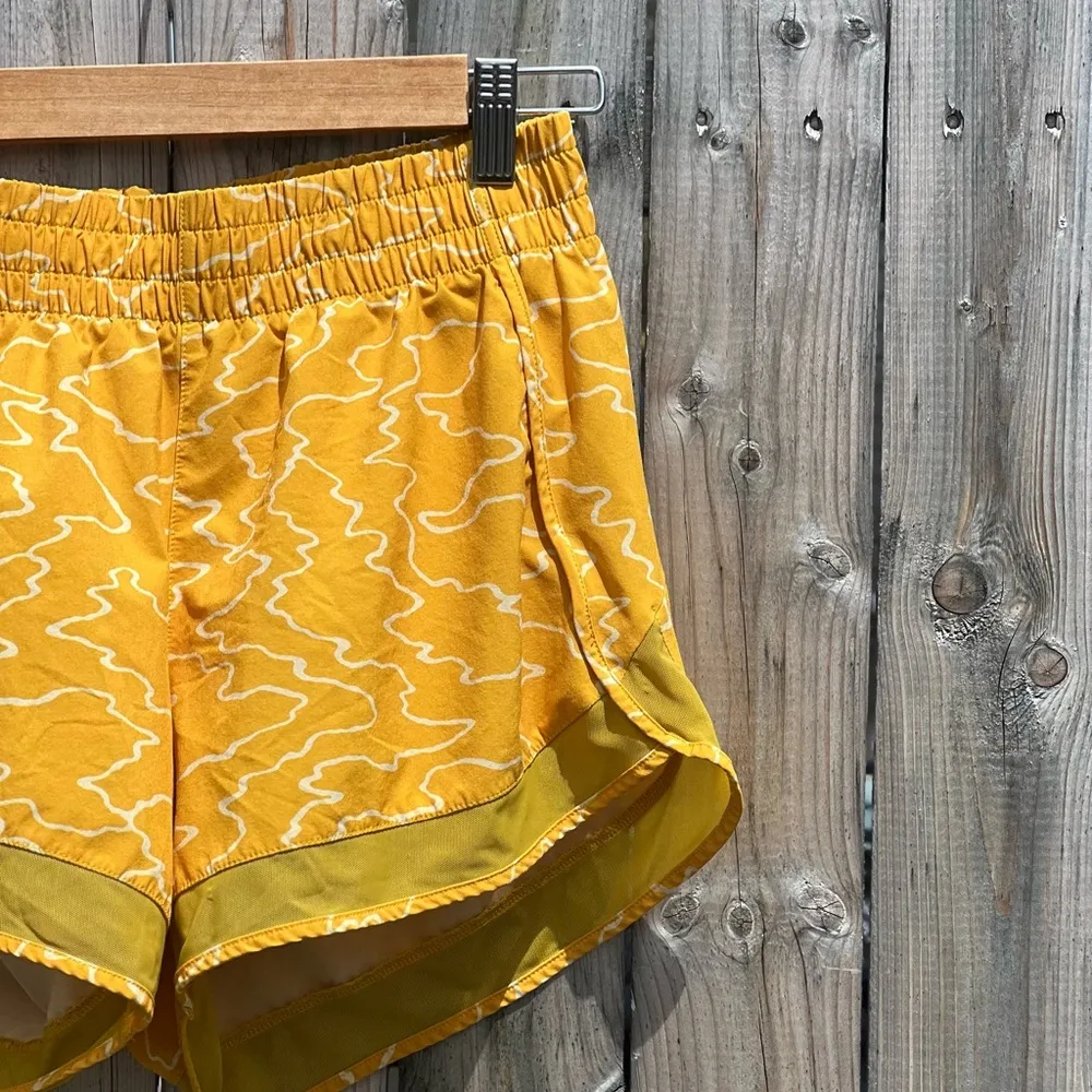 ATHLETA Printed MESH Racer RUN Shorts 4” - Image 3