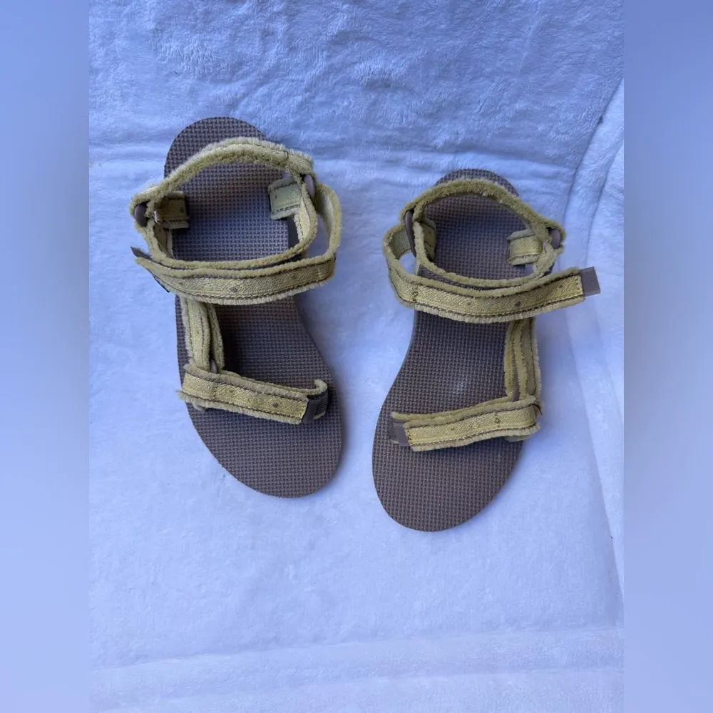 TEVA ORIGINAL UNIVERSAL MARESSA SANDALS WOMEN’s Size 7 Shoes light yellow - Image 2