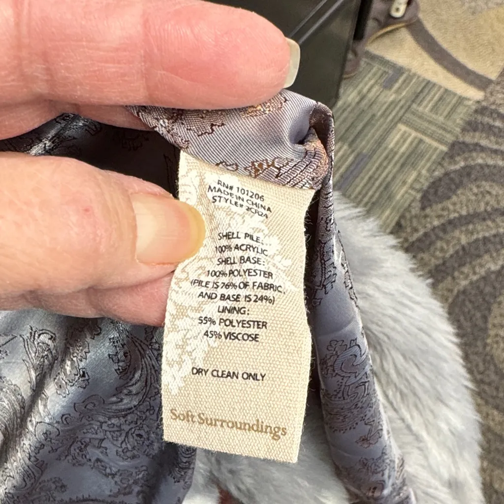 Gorgeous Soft Surroundings Gray and Cream Faux Fur Vest.  Excellent condition! - Image 6