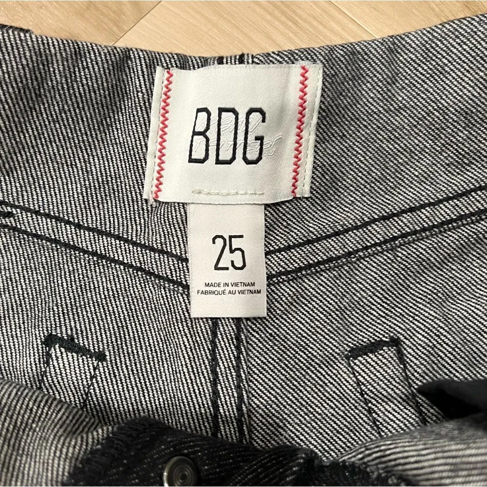 NEW Urban Outfitters BDG Foldover V-Front Black Jean Shorts Women’s 25 - Image 5