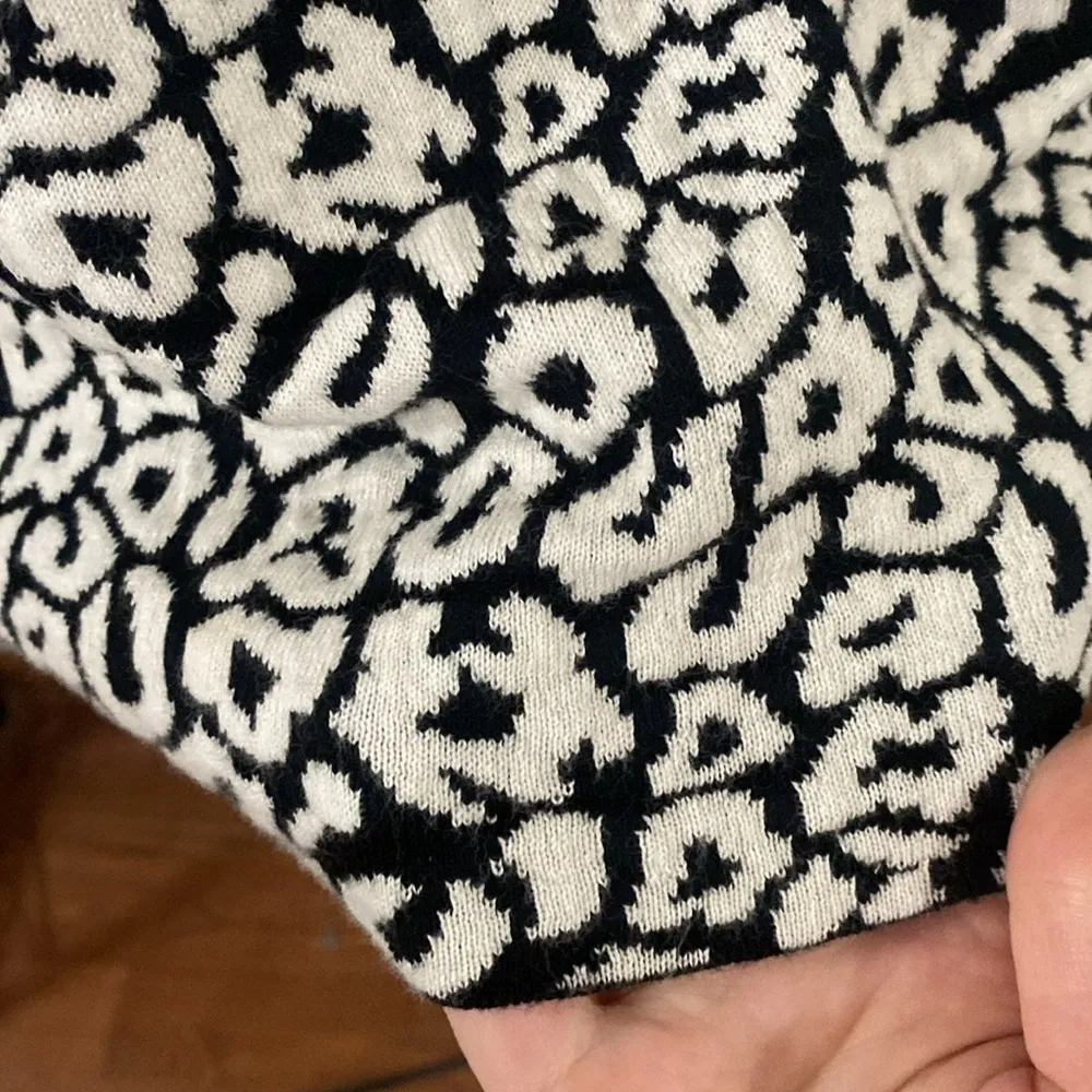 Ann Taylor cheetah print plush 3/4 cuff sleeves Crewneck plush sweater size M - Image 8