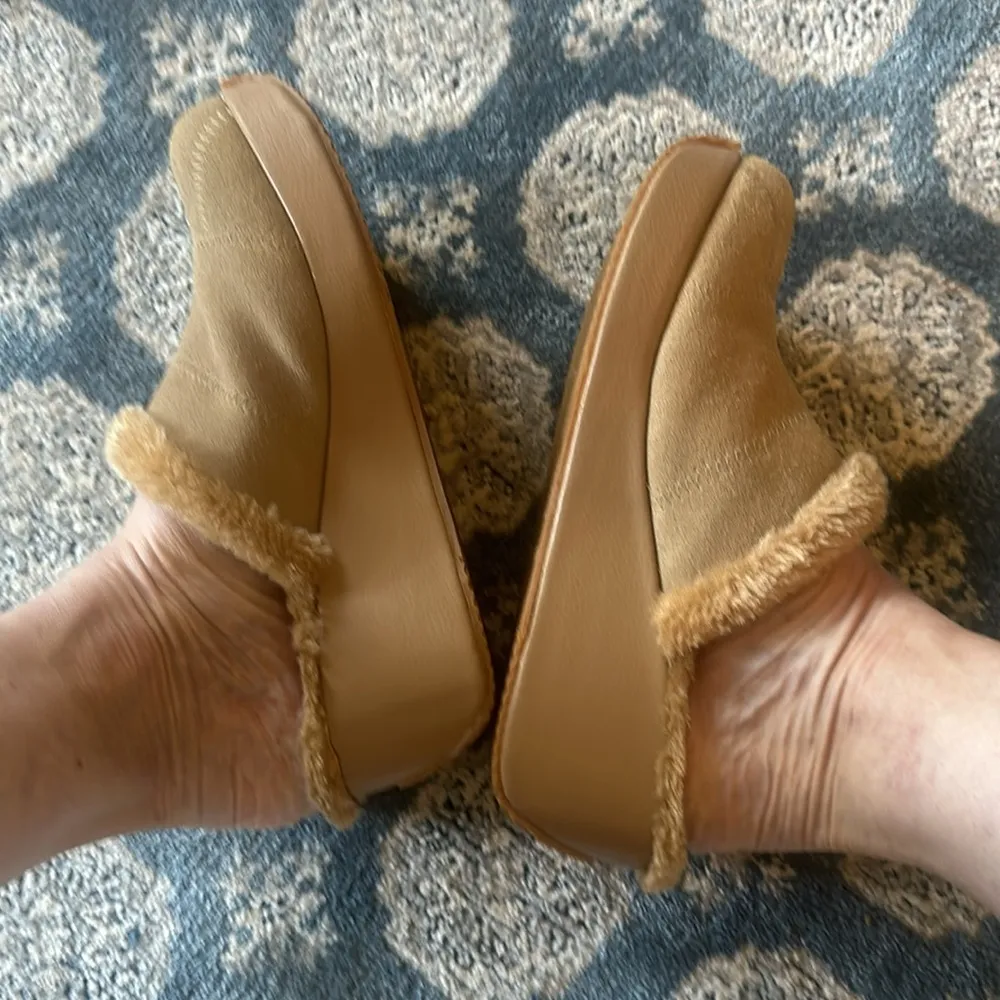 VOLATILE Clog Shoes 9 Women's Winter Fleece Slipper Shoes Taupe - Image 5