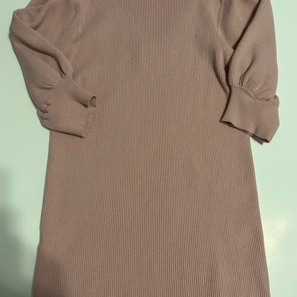 Tahari pink ribbed vneck sweater size medium - Image 6