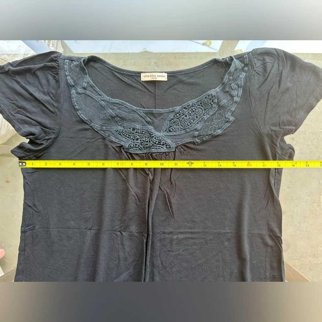 Cha Cha Vente Crochet Lace Detail Neckline Short Sleeve Top in Black Size Large - Image 3
