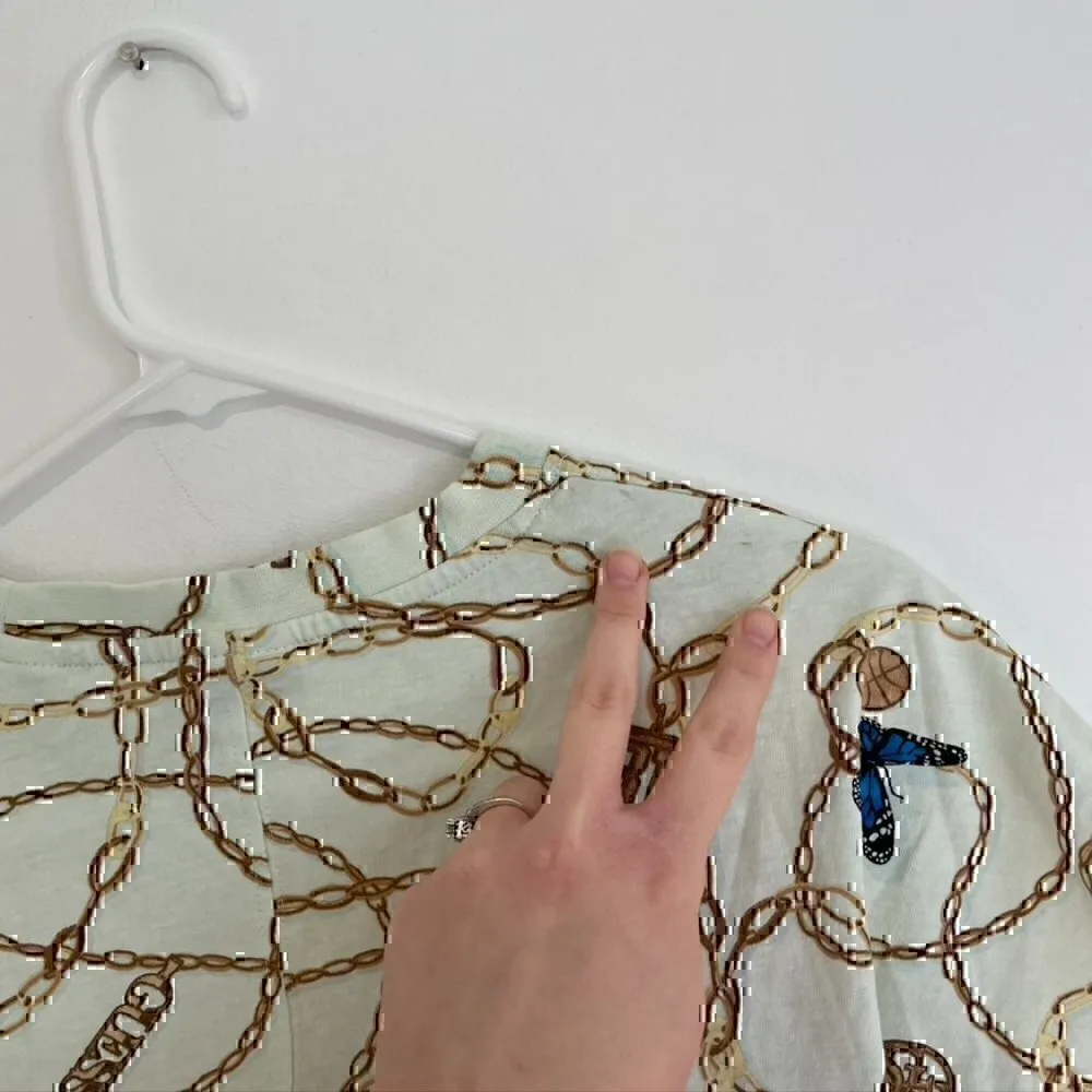 GUESS Dolly Bow Tee / All Over Print T-Shirt Chain Butterfly Tie Knot Crop Top - Image 12