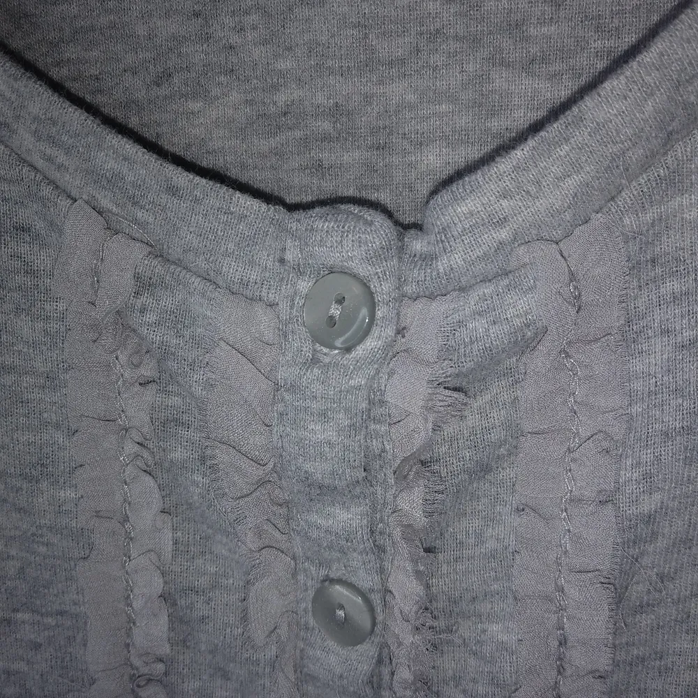 Old Navy M Gray Ruffled Top - Image 3