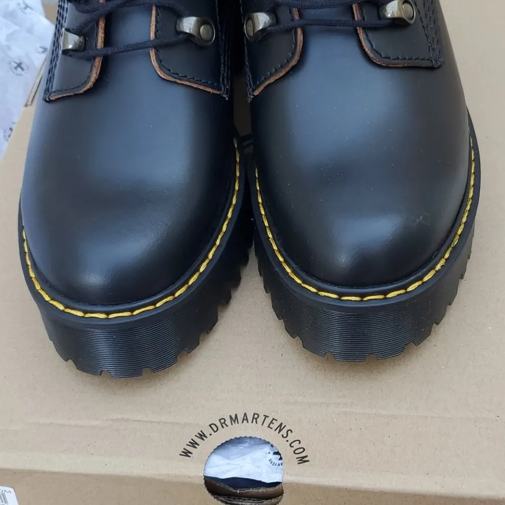 Dr martens 7 eye black leather heeled boot sz 6 - Image 9