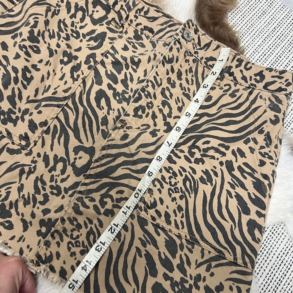 D. Jeans  animal cheetah print tan black mini skirt cotton size medium raw hem - Image 5
