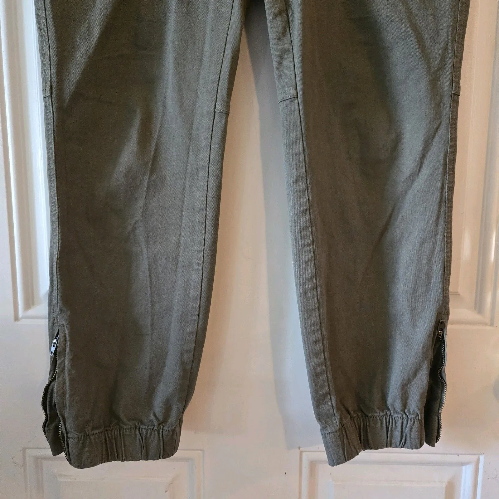 Banana Republic Army Green Joggers Size 10 Capris Women’s Utility Cropped Pants - Image 4