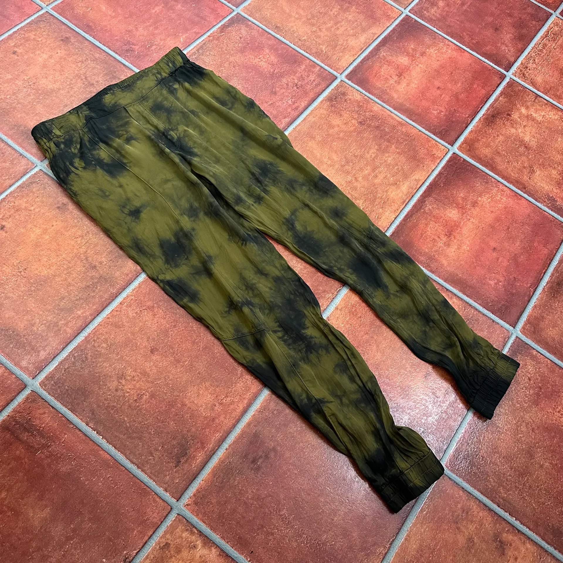 Young Fabulous & Broke Olive Green Tie-Dye Cuffed Joggers Size M - Image 4