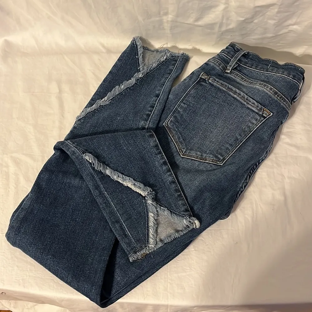 Frame Le Skinny de Jeanne in Cristallo Mid Rise Raw Asymmetric Tulip Hem - Image 5