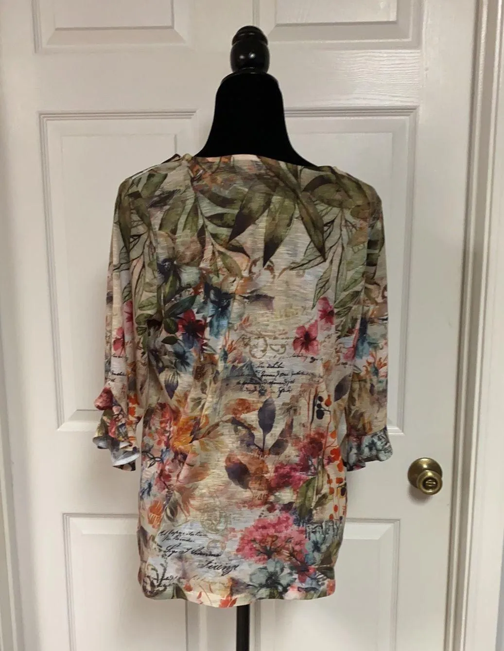 Green/pink sequins oversized blouse with qtr length ruffle sleeves. Size medium Multiple - Image 3