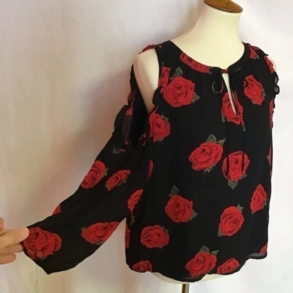 Sanctuary anthropologie gothic roses cold Shoulder top - Image 7