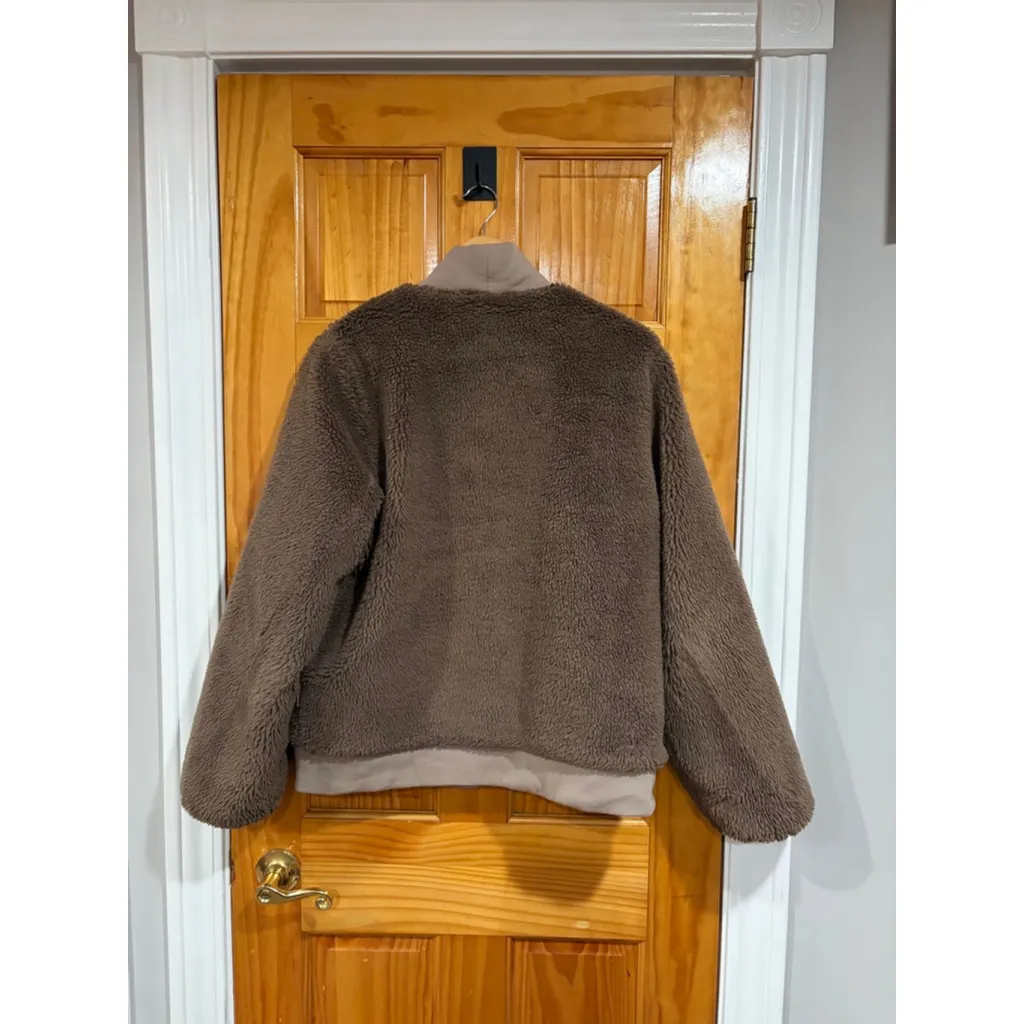 Varley Joanna Reversible Fleece and Nylon Jacket in the color Fungi/Coffee Quart - Image 6