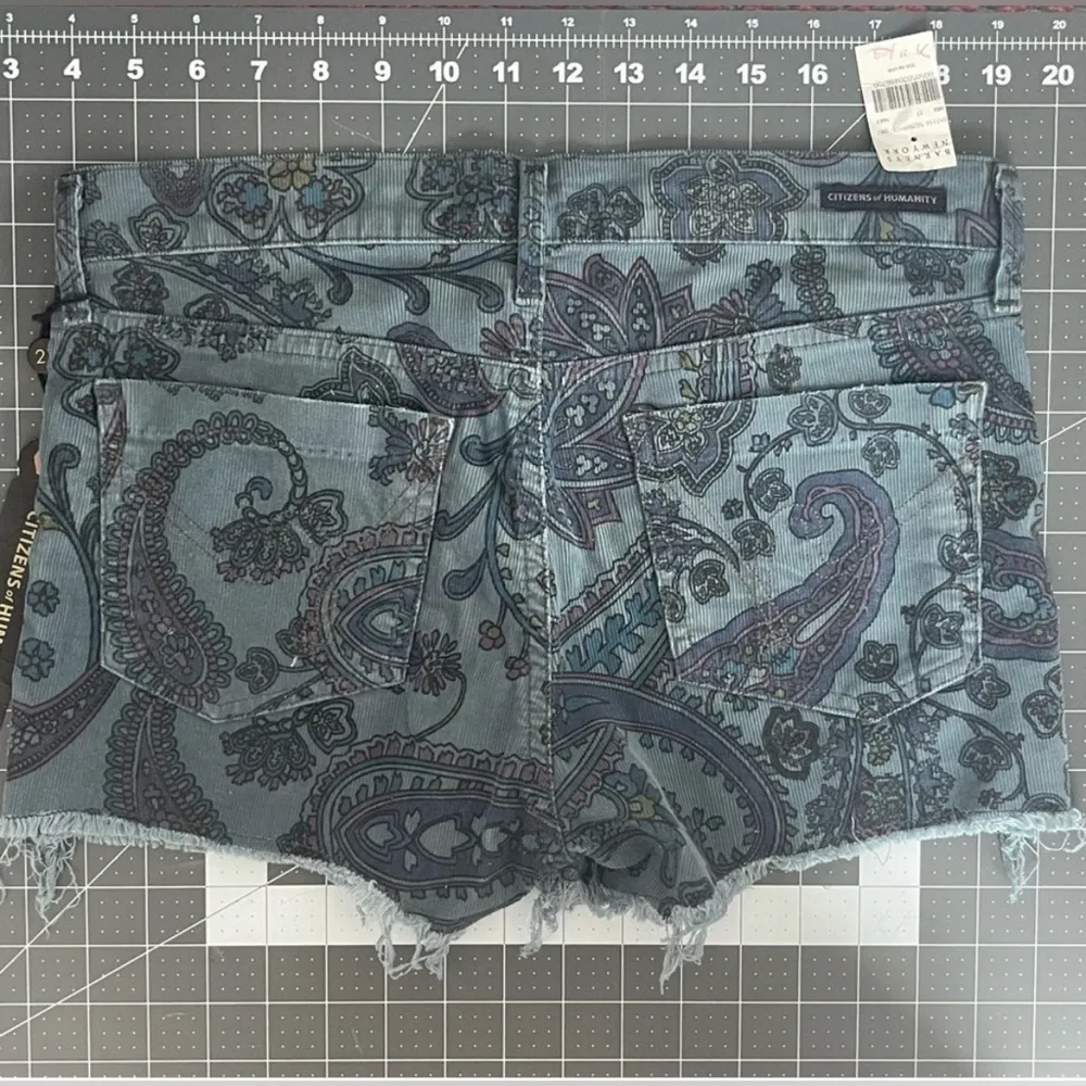 NWT Citizens of Humanity Manic Cheeky Short Paisley Frayed Size 27 - Image 5