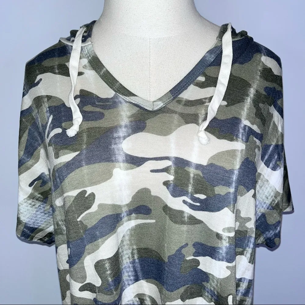 HONEYME Green Camo Hooded Short Sleeve Dolman V-Neck Shirt Small - Image 3