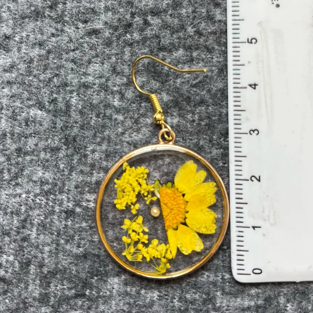 Handmade resin drop earrings circular design with‎ embedded yellow flowers new Gold - Image 4