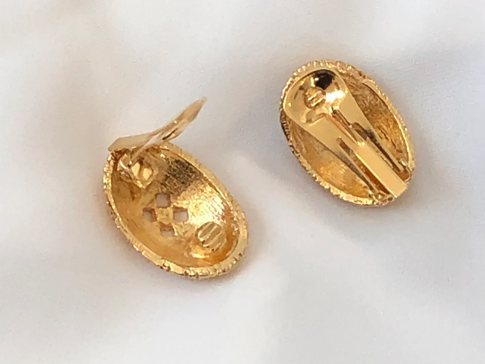 Glamorous Vintage Gold Tone & Sparkly Rhinestones Clip On Earrings - Image 7