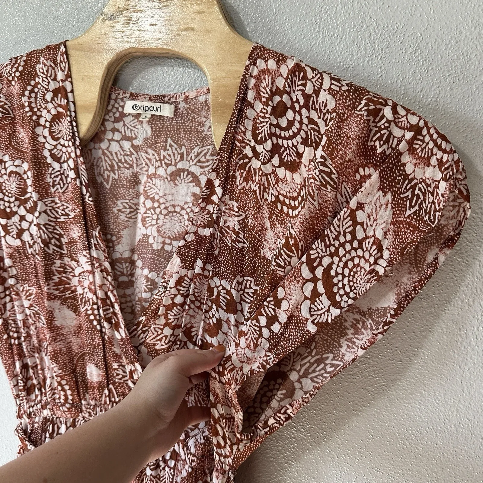 Rip Curl‎ Dress Size Small Brown Ivory Floral Short Sleeve Wrap V-Neck Maxi Boho - Image 3