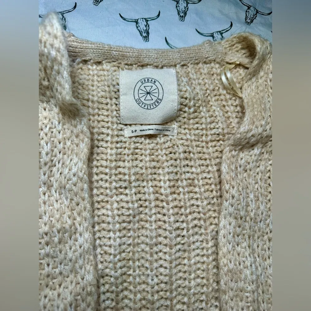 Cozy Urban Outfitters Chunky Cream Knit Oversized Cardigan Sweater with Pockets - Image 4