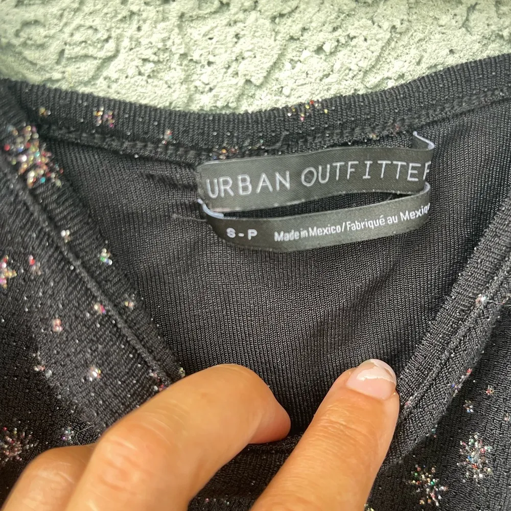 Cropped Black Tank - Image 4