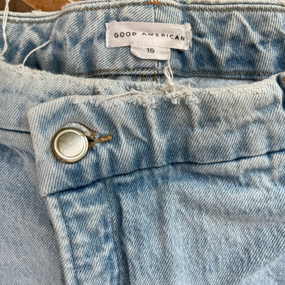 Good American Light Blue Denim Shorts size 15 - Image 2