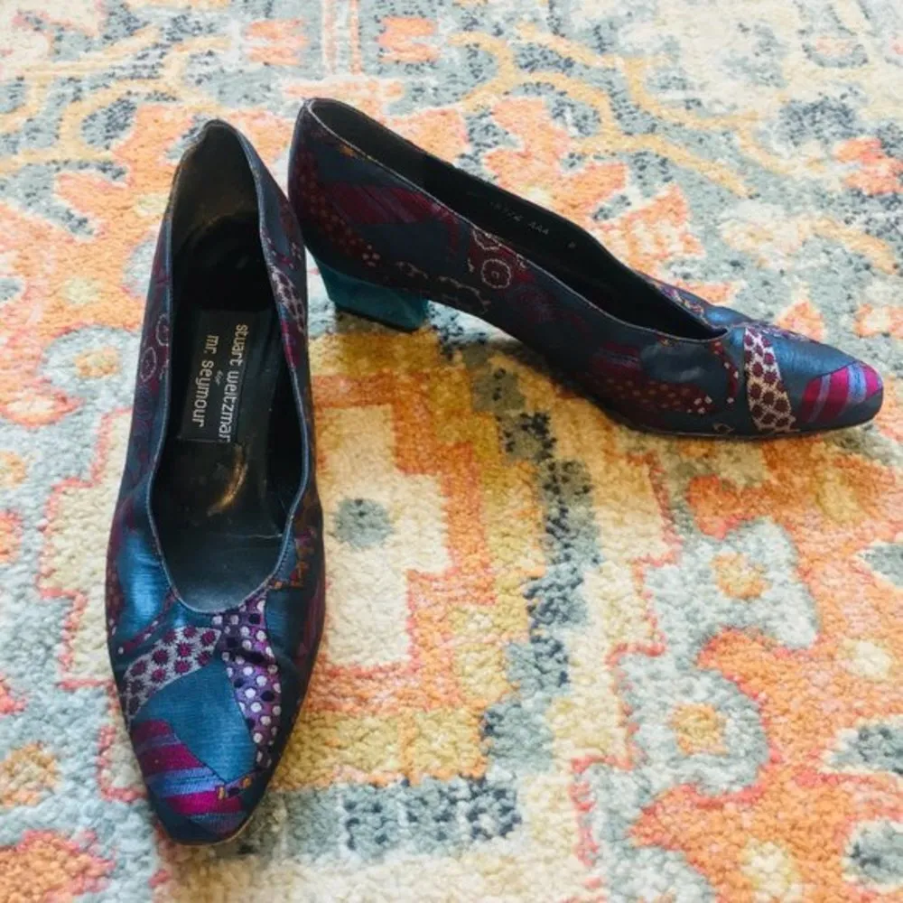 STUART WEITZMAN FOR MR. SEYMOUR Vintage Blue Silk Tie Print Suede Heels 8 AAA - Image 2