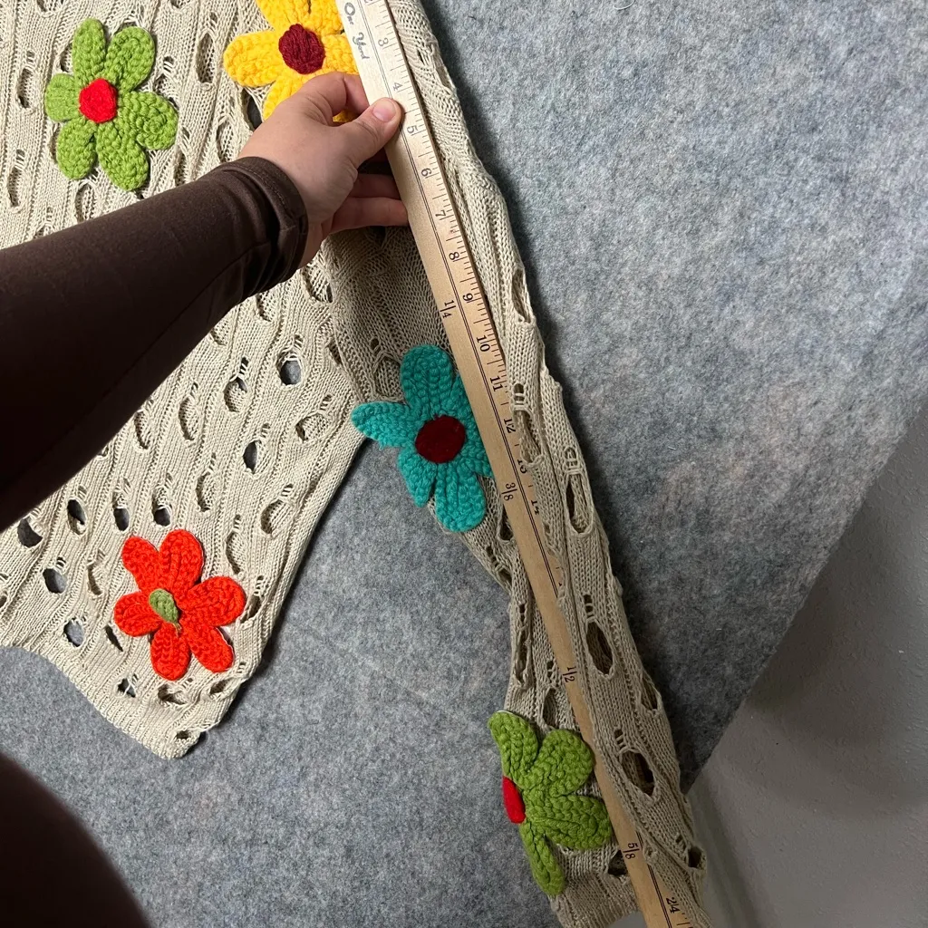 BiBi Woman Size Small Boho Perforated floral‎ appliqued oversize Sweater oatmeal Tan - Image 5