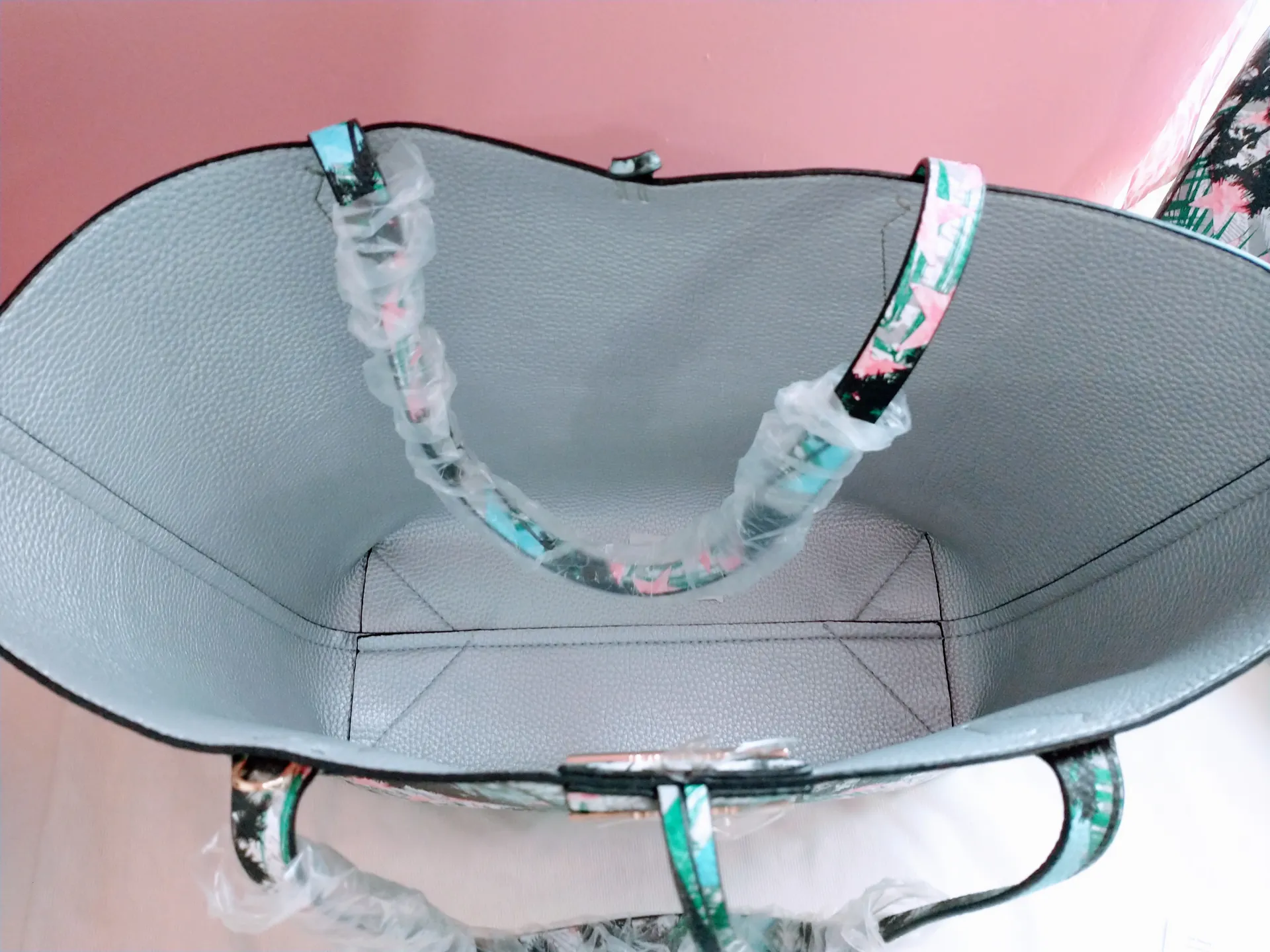 Guess revisable tote wallet set - Image 8