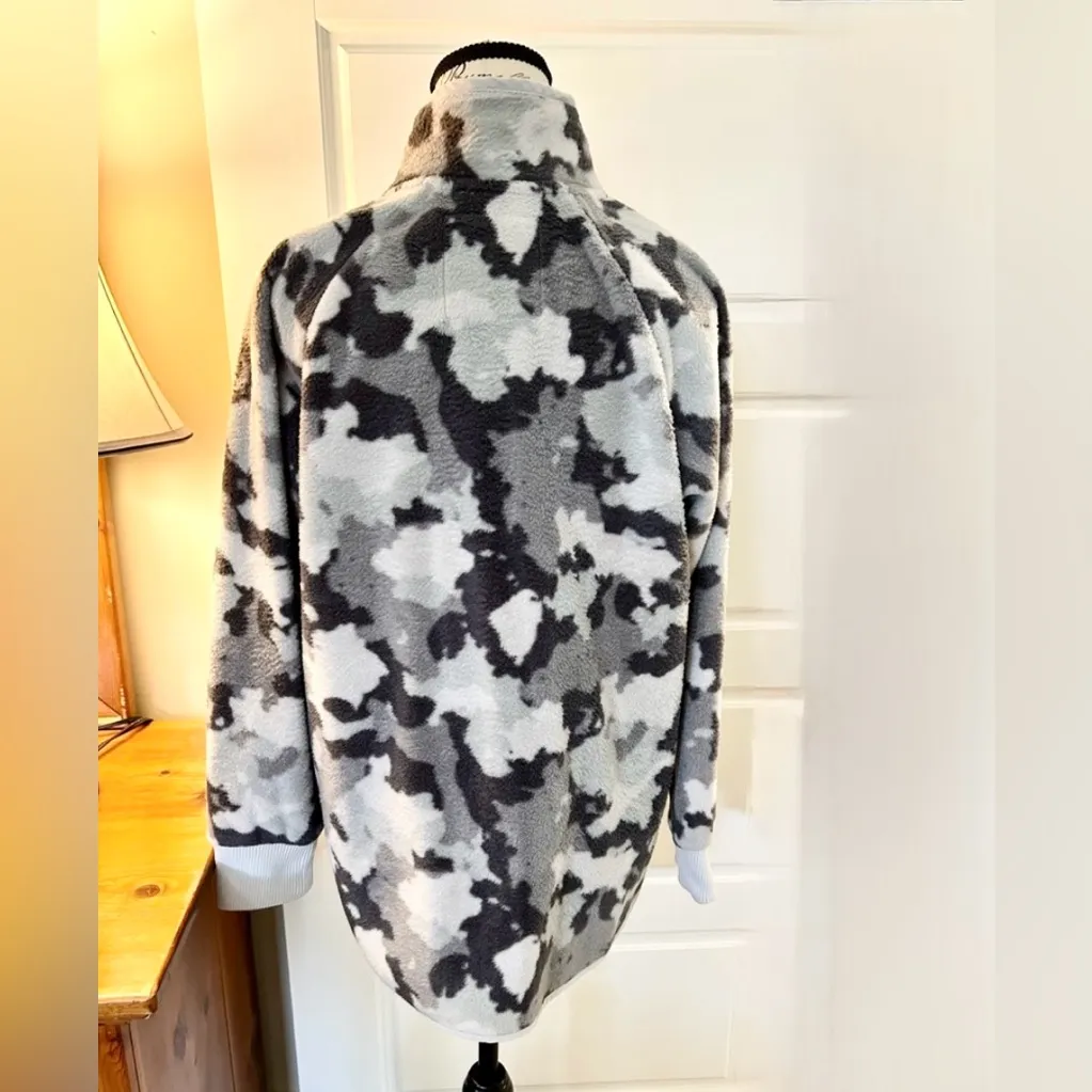 Kyodan  OUTDOOR Asymmetrical Side Snap Gray Camo Pull Over Fleece Jacket Sz M💛 - Image 3