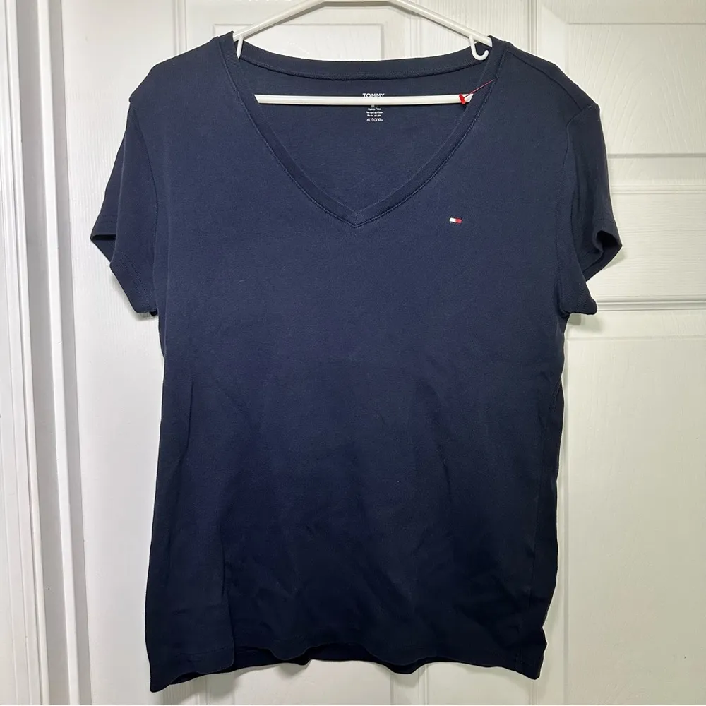 Tommy Hilfiger Women’s Navy Fitted V-Neck Short Sleeve T-Shirt - Image 3