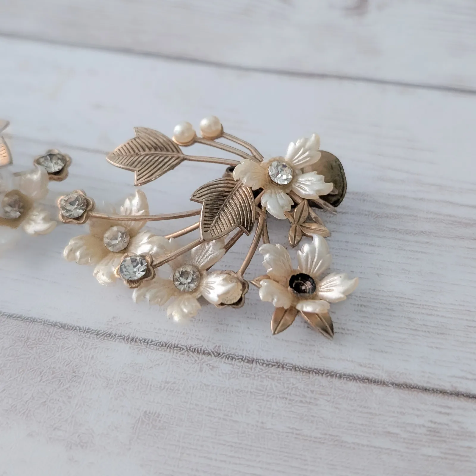 Vintage Clip On Earrings Very Large Gold Tone & Cream Flowers - Image 4