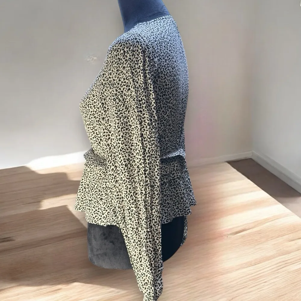 Easel‎ Animal Print Top Women's Small Long Sleeve Black/White Peplum V-Neck - Image 3