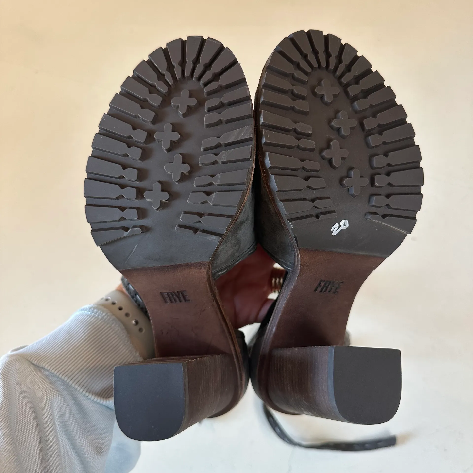 NEW - Suzie Pickstitch Lug Sole Grigio Suede Heel Sandal Peep-Toe - Image 7