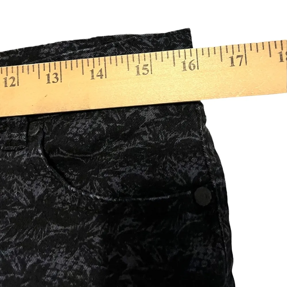 Hurley black with pineapple print shorts size 29 - Image 3