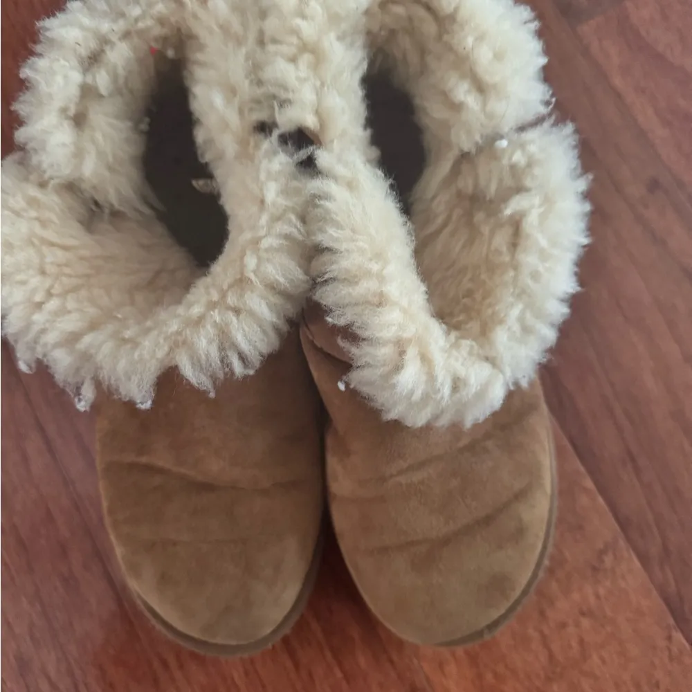 UGG Mini Bailey Button II - Image 2