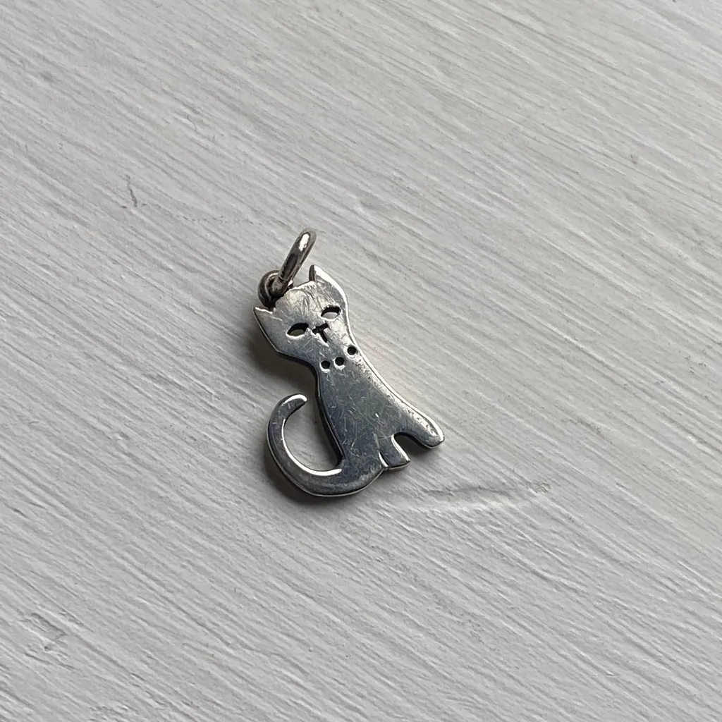 Retired James Avery Sitting Cat Sterling Silver Charm - tiny - Image 2