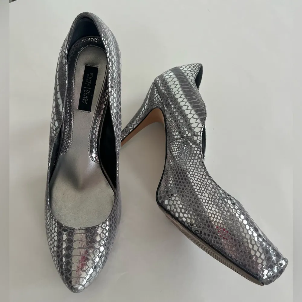 White House Black Market Silver Snakeskin Patterned Heels/Pumps Size 9M - Image 2