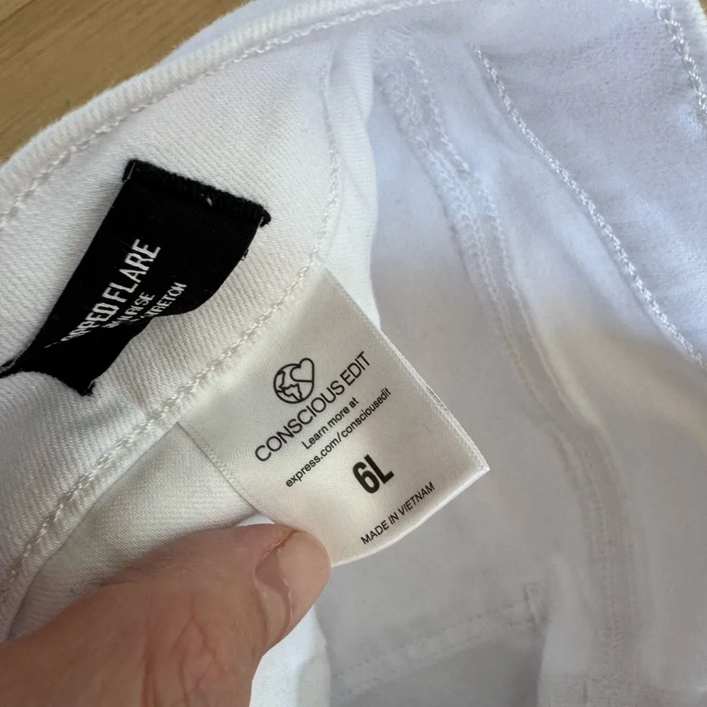 Express Cropped Flare High Rise Hyper Stretch White Jeans Size 6L NWT - Image 4