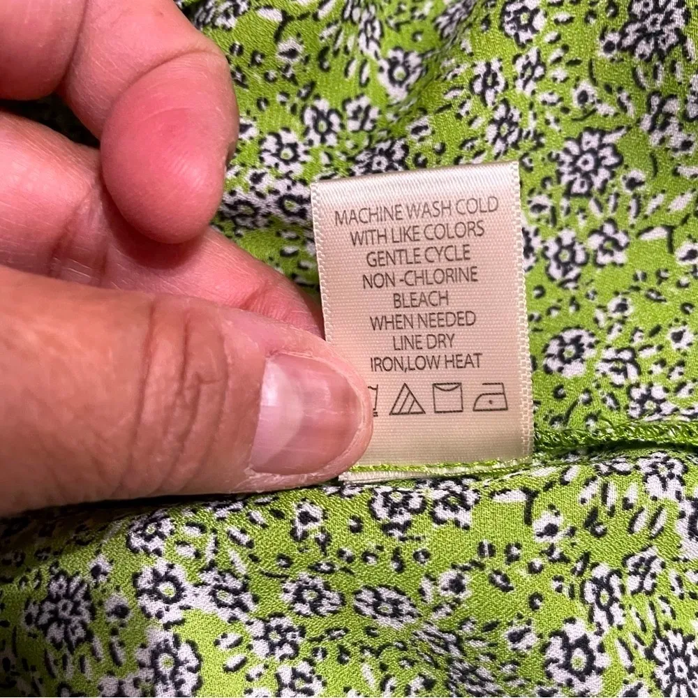 Max Studio Green Floral Tulip Sleeve blouse size M - Image 7