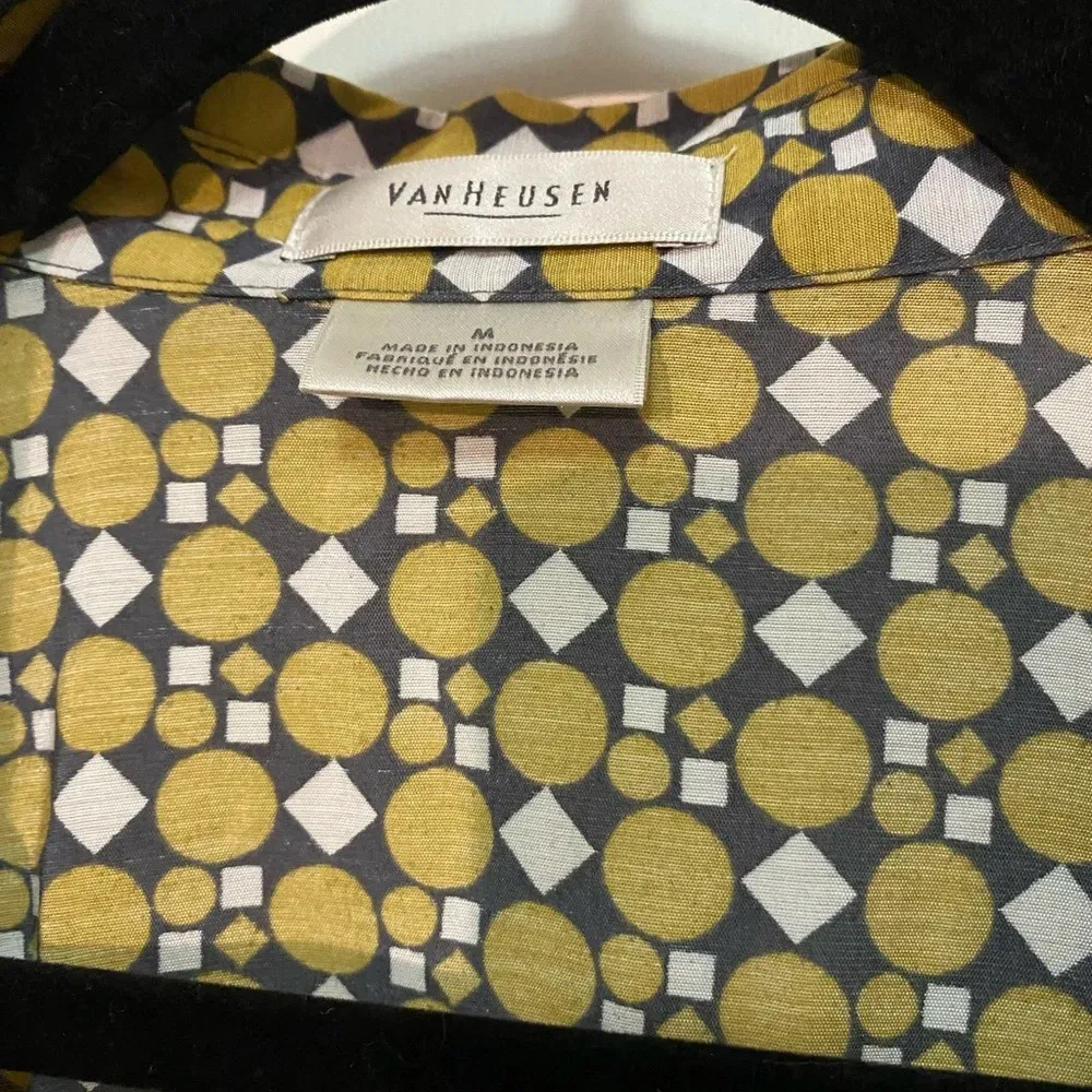 Van Heusen Women’s lightweight button down top with geometric pattern size medium - Image 3