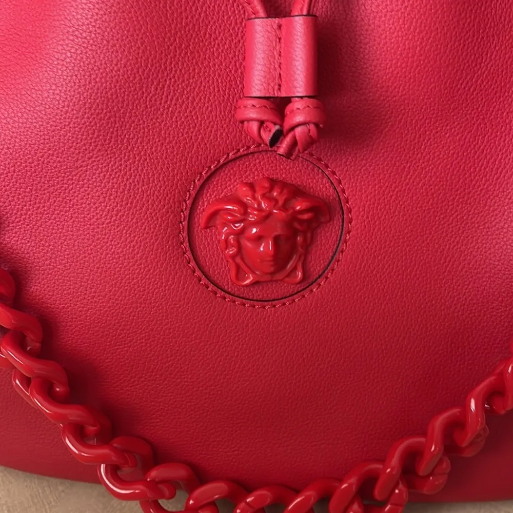 VERSACE
Grained Calfskin La Medusa Bucket
Bag Red
Bag - Image 15