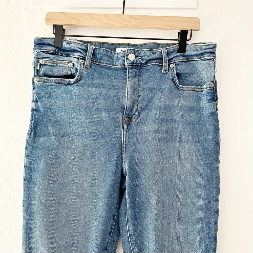 LF Lover's & Friends Ricky Low Rise Stretch Distressed Knee Skinny Jeans | 31 - Image 4