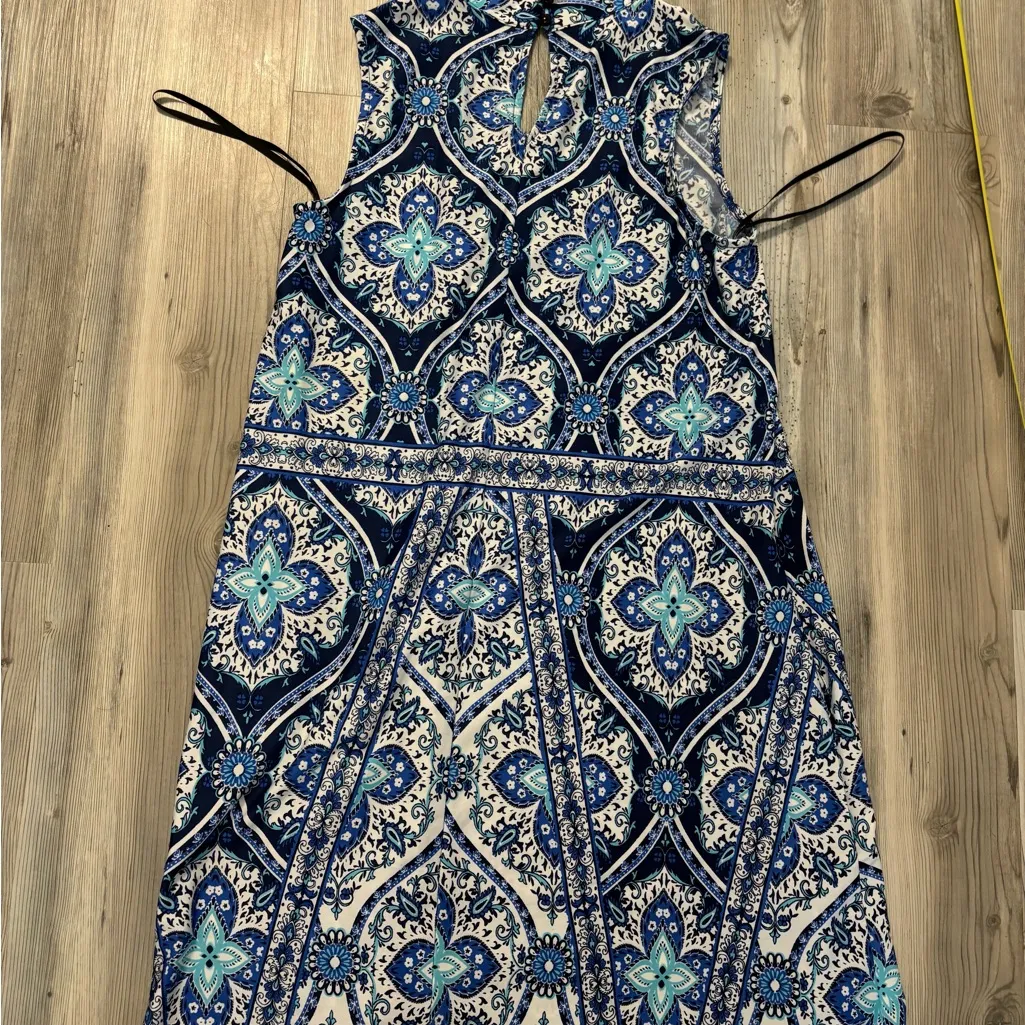 Blue and White Sleeveless Patterned Dress - Image 2