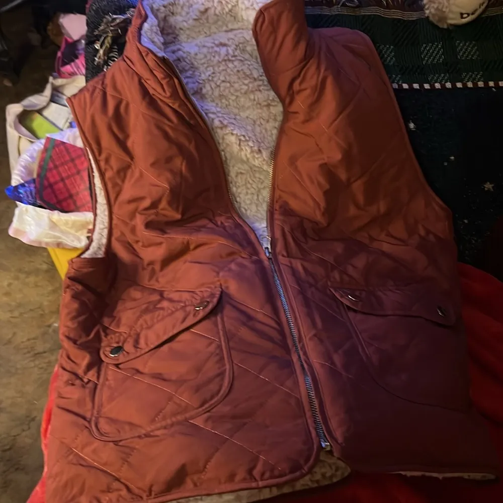 SHEIN Maroon Fur lined vest Very warm and great for chilly weather - Image 5