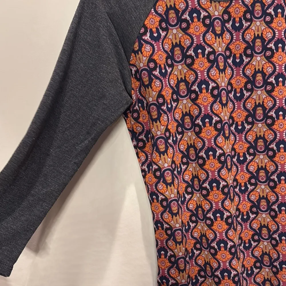 LuLaRoe Gray Fitted Raglan Graphic Jersey - Image 4
