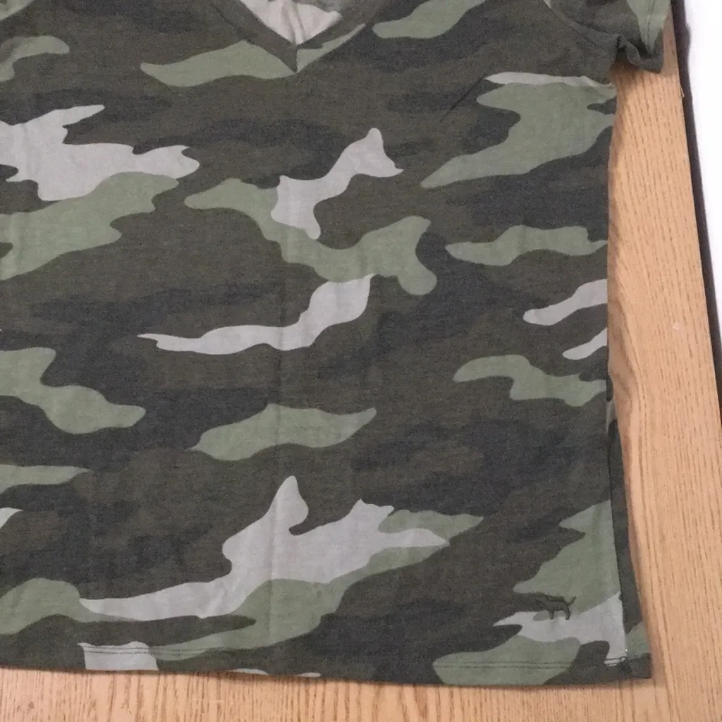 B62 Womens PINK Victoria’s Secret Camo vneck T-shirt Size Small/Medium - Image 3