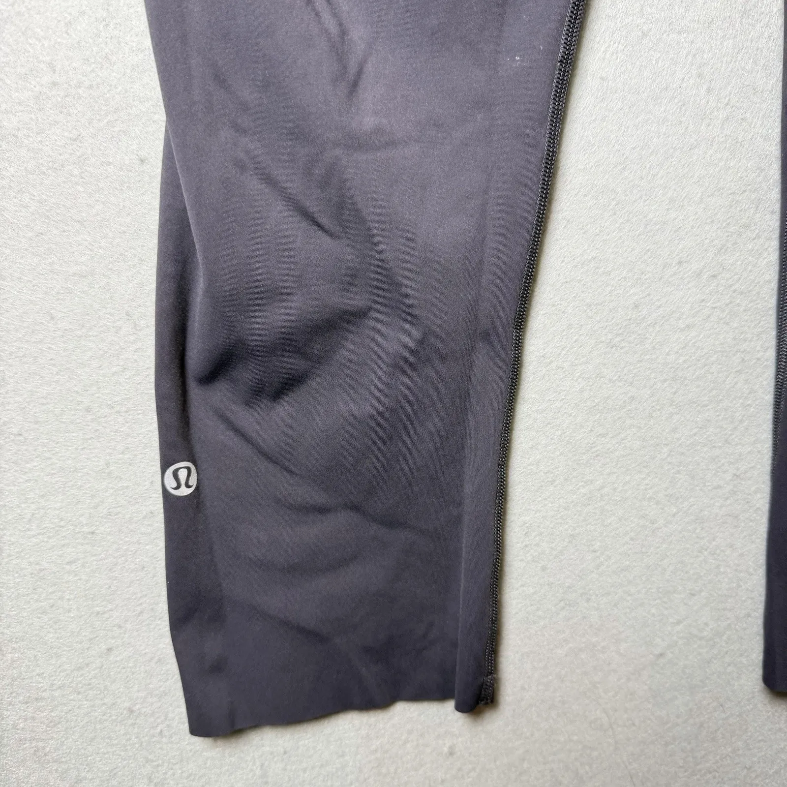 Lululemon Fast Free Crop Nulux 19" Dark Gray Reflective Detail Women's Size 8 - Image 7