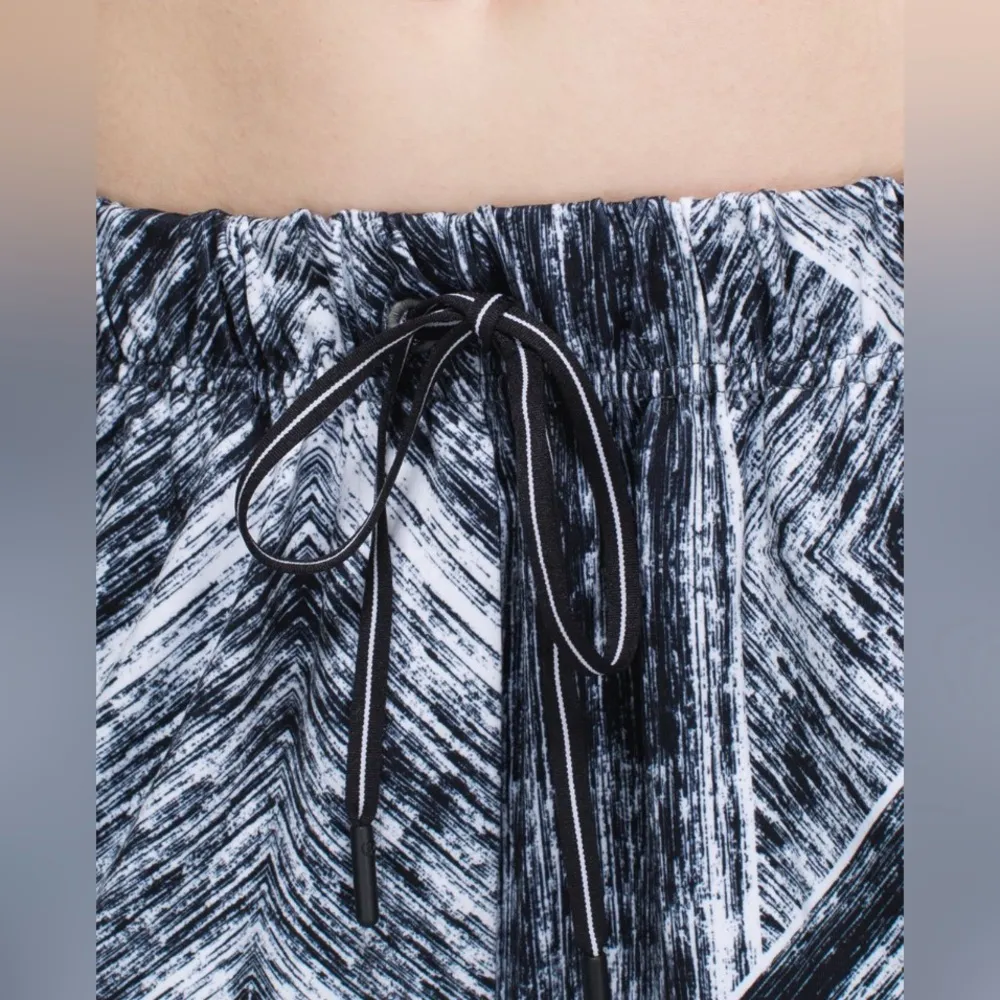 Lululemon Jet Crop Pants *Full On Luon in Heat Wave White and Black - Image 5